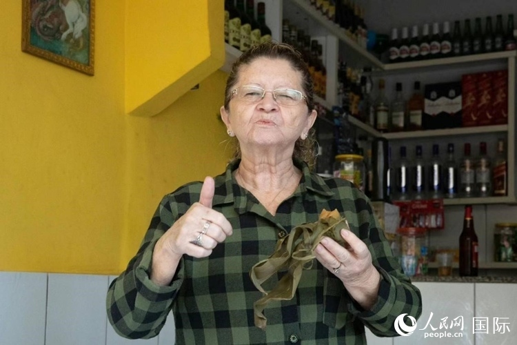 圣瑪塔社區(qū)居民品嘗粽子。王天聰攝