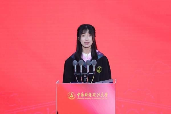 王若研在畢業(yè)典禮上發(fā)言。崔楨楨 攝