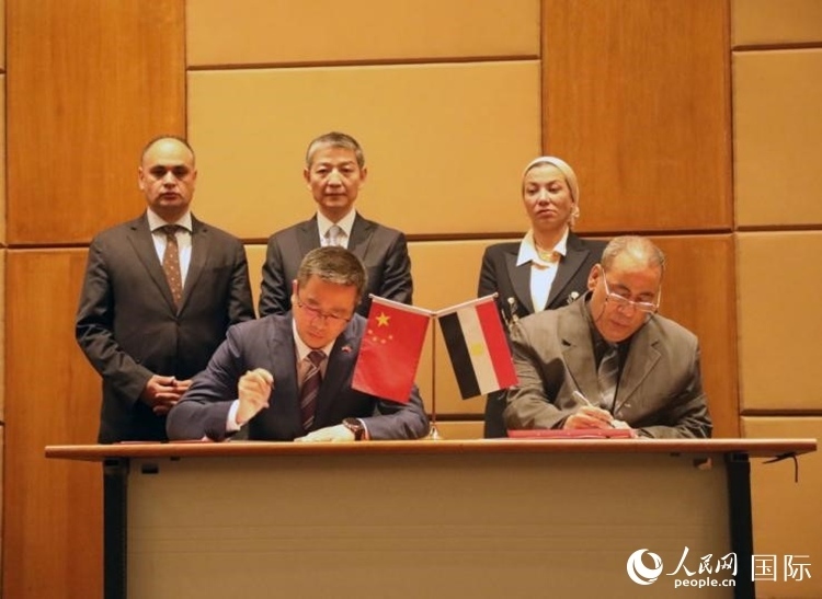 中國駐埃及使館公使張朝陽與埃環(huán)境事務(wù)署工程和項目管理局局長阿卜杜勒阿齊茲簽署交接證書。沈小曉攝