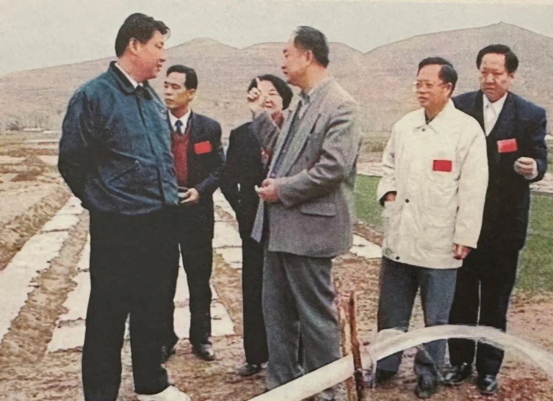 △1997年4月20日，習(xí)近平在寧夏固原市隆德縣調(diào)研。