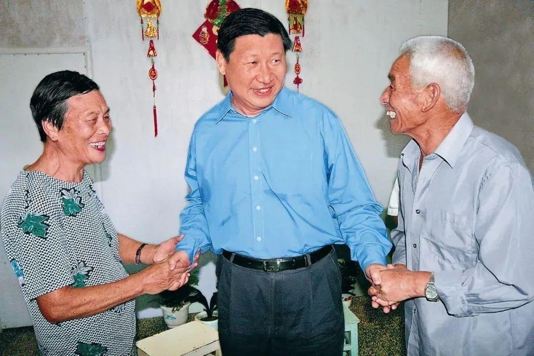 △2006年9月21日，習(xí)近平在浙江省舟山市普陀區(qū)東極鎮(zhèn)看望當(dāng)?shù)貪O民。