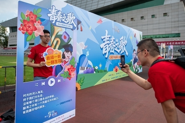 學(xué)生在市集打卡拍照。人民網(wǎng)記者 翁奇羽攝