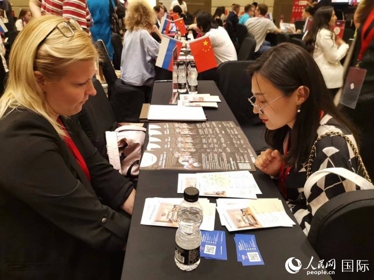 中俄旅游行業(yè)代表在北京路演活動(dòng)現(xiàn)場(chǎng)面對(duì)面溝通。人民網(wǎng)記者 楊倩攝