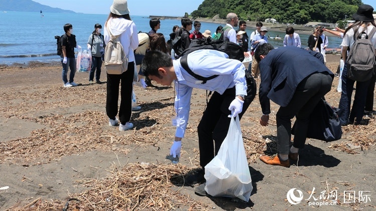 學(xué)生們體驗(yàn)海岸清掃。人民網(wǎng) 許可攝