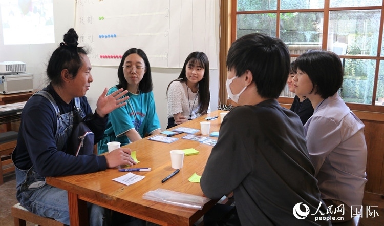 通過卡片游戲，模擬如何解決海洋垃圾問題。人民網(wǎng) 許可攝