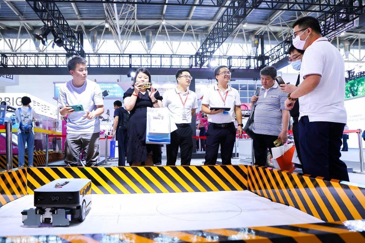 講解員向觀眾介紹智能劃線機(jī)器人。來(lái)源：受訪方供圖