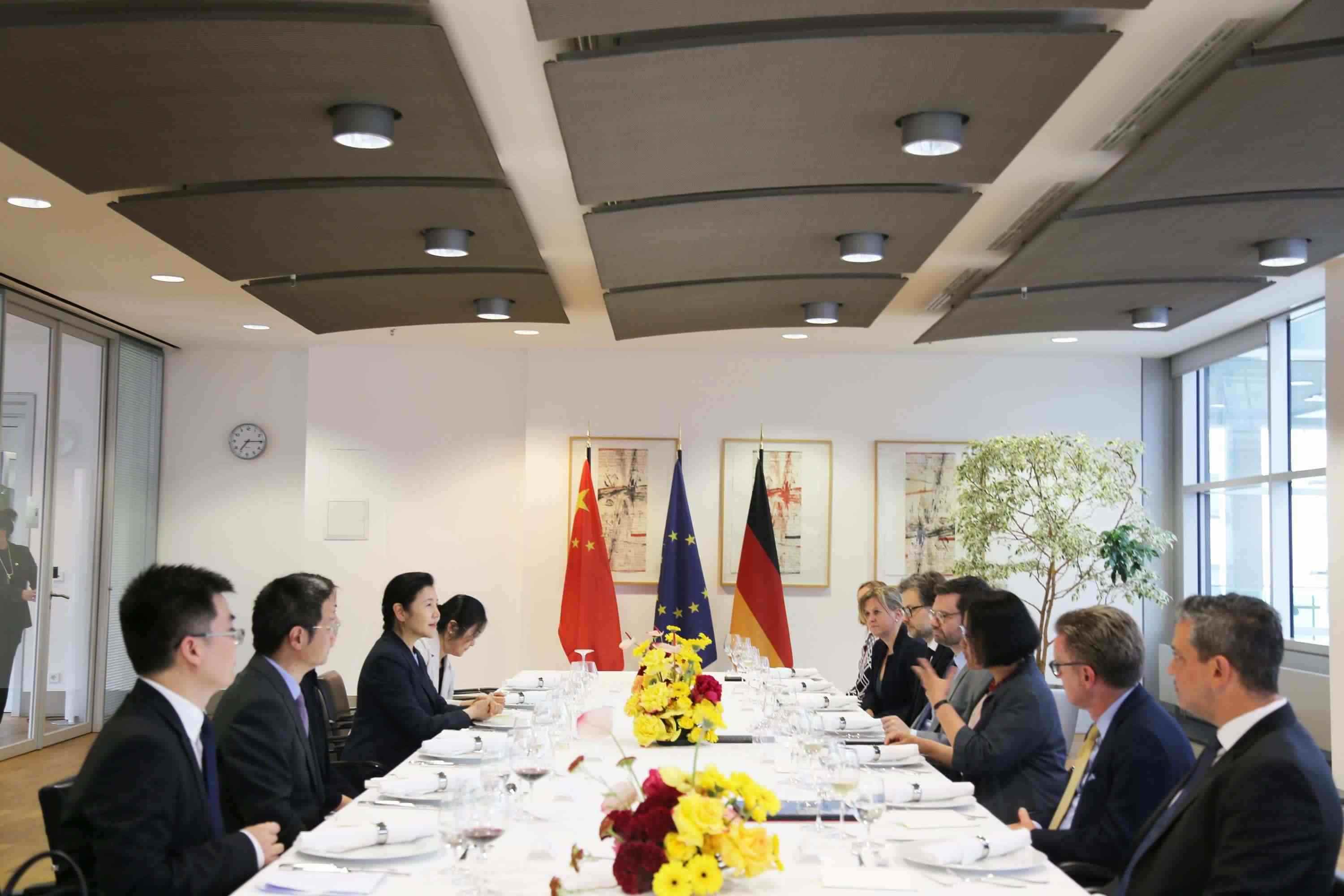 司法部長賀榮與德國聯(lián)邦司法部長布施曼舉行會(huì)談。