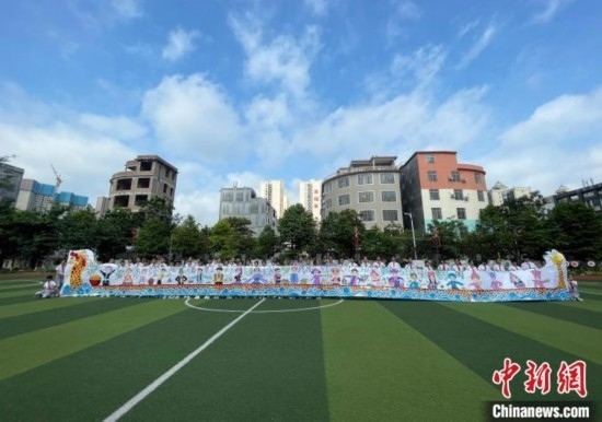 圖為學(xué)生們展示剛完成的長卷。 興業(yè)縣融媒體中心供圖