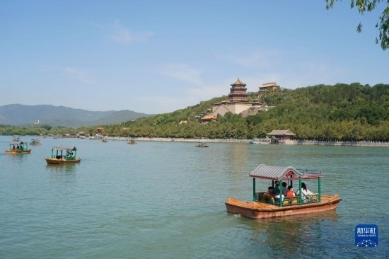 6月22日，游人在北京頤和園乘坐游船。新華社記者 任超 攝