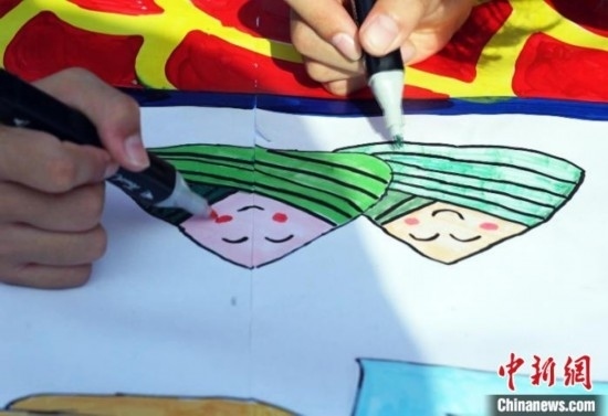 圖為長卷繪畫現(xiàn)場。 興業(yè)縣融媒體中心供圖