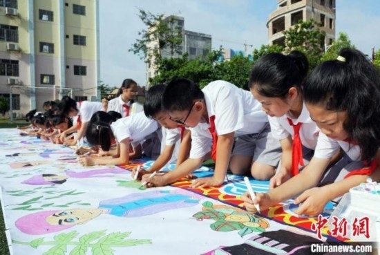 圖為學(xué)生們用手中畫筆在進行創(chuàng)作。 興業(yè)縣融媒體中心供圖