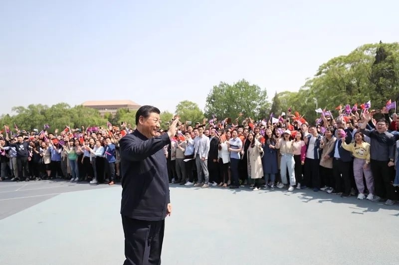 2021年4月19日，在清華大學(xué)建校110周年校慶日即將來臨之際，習(xí)近平來到清華大學(xué)考察。圖為習(xí)近平離開學(xué)校時(shí)，同師生們揮手致意。新華社記者 鞠鵬 攝