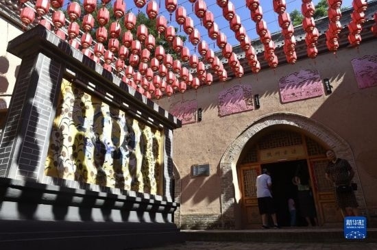 6月23日，游人在三門峽市陜州地坑院景區(qū)內(nèi)游覽。