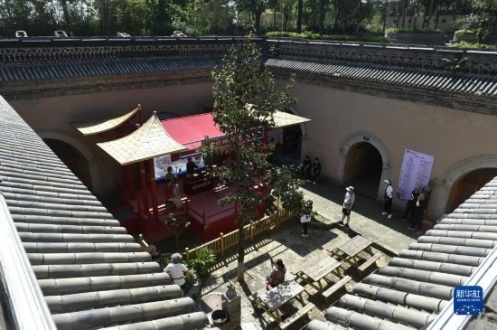 6月23日，游人在三門峽市陜州地坑院景區(qū)內(nèi)游覽。