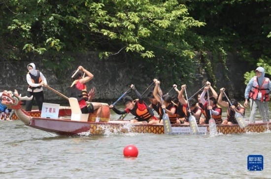 6月23日，在江蘇省宜興市舉行的龍舟競(jìng)渡賽中，參賽選手們奮力拼搏。