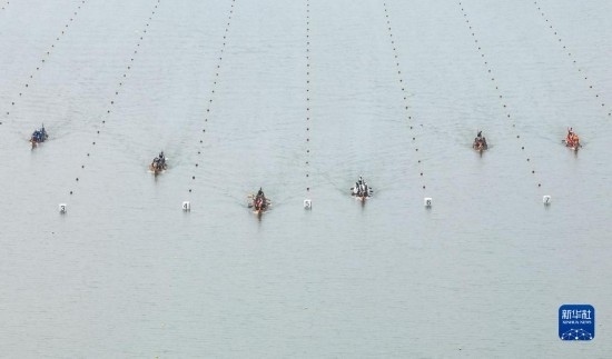 6月23日，在江蘇省泰州市水上運(yùn)動(dòng)訓(xùn)練基地，人們參加龍舟比賽（無人機(jī)照片）。