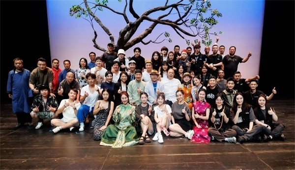 《斷金》百場演職人員合影。龍馬社供圖