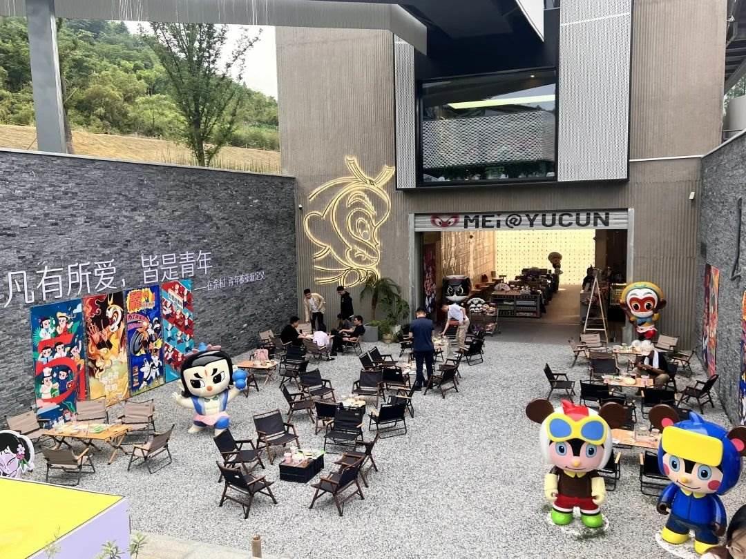 在浙江省湖州市安吉縣天荒坪鎮(zhèn)余村拍攝的國(guó)漫主題咖啡店。銳聆 攝