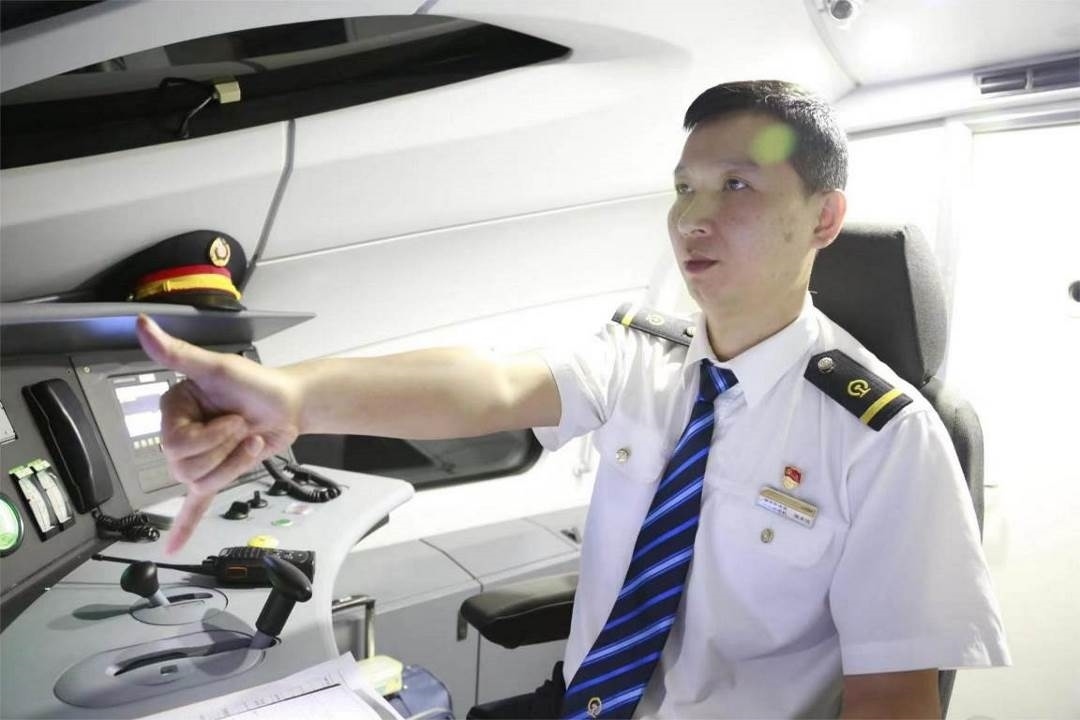 陳承儀駕駛動(dòng)車(chē)組列車(chē)執(zhí)行標(biāo)準(zhǔn)作業(yè)。陳巍攝