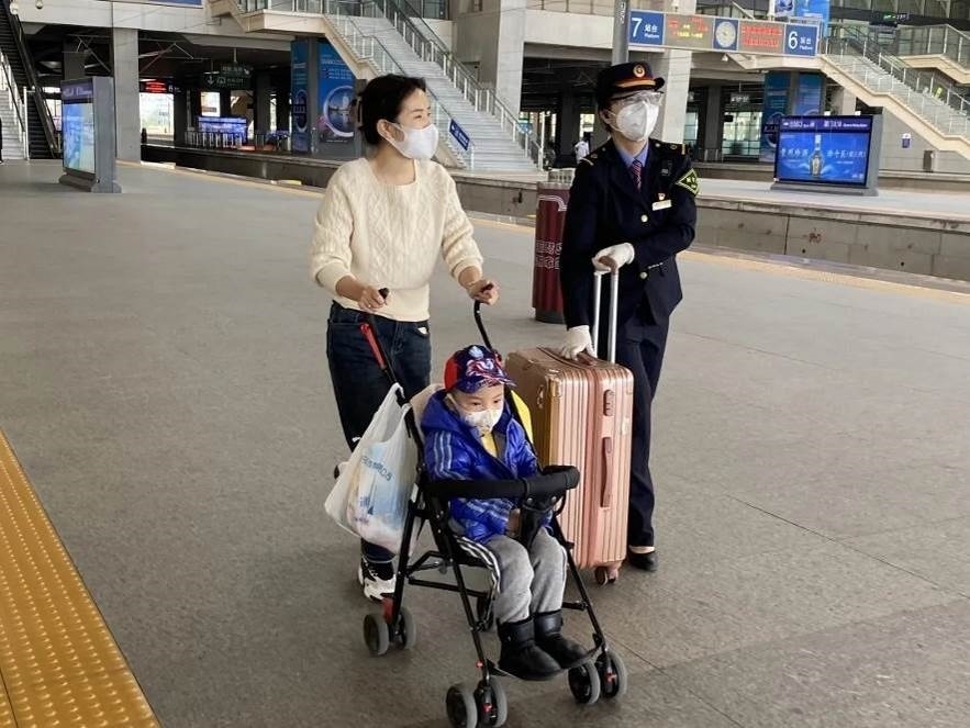 鄭海珠在站臺(tái)上引導(dǎo)旅客乘車(chē)。南昌鐵路供圖