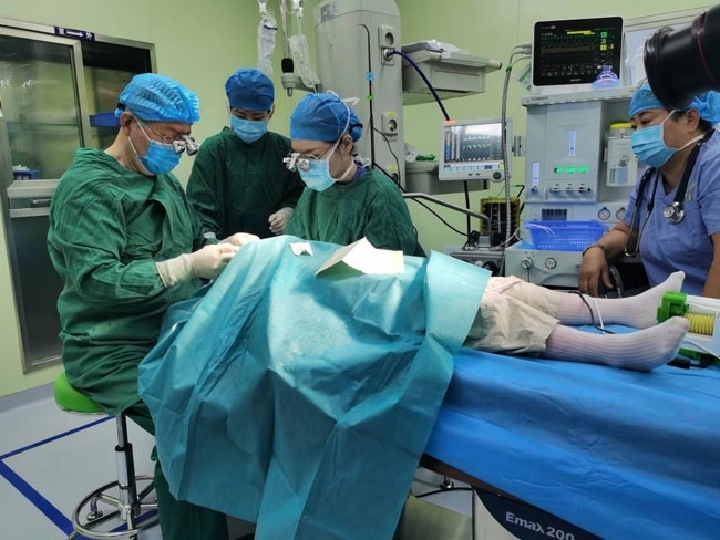 5歲的丹增貴吉正接受雙眼斜視矯正手術(shù)。人民網(wǎng)記者 李棟攝