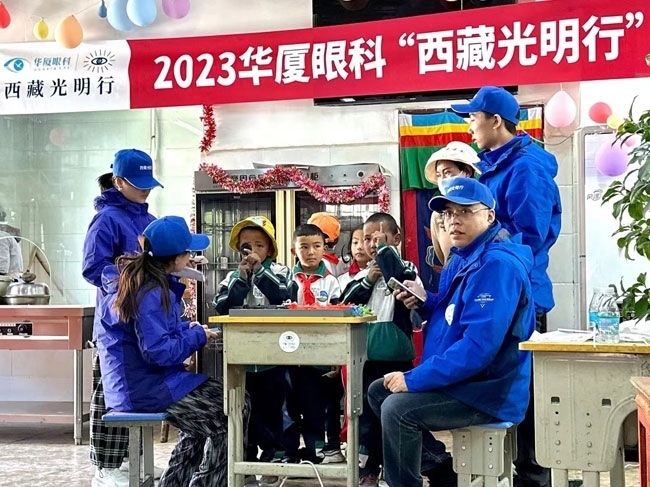 華廈眼科醫(yī)務(wù)人員對當(dāng)?shù)厣倌陜和M(jìn)行近視、弱視、斜視篩查。人民網(wǎng)記者 李棟攝