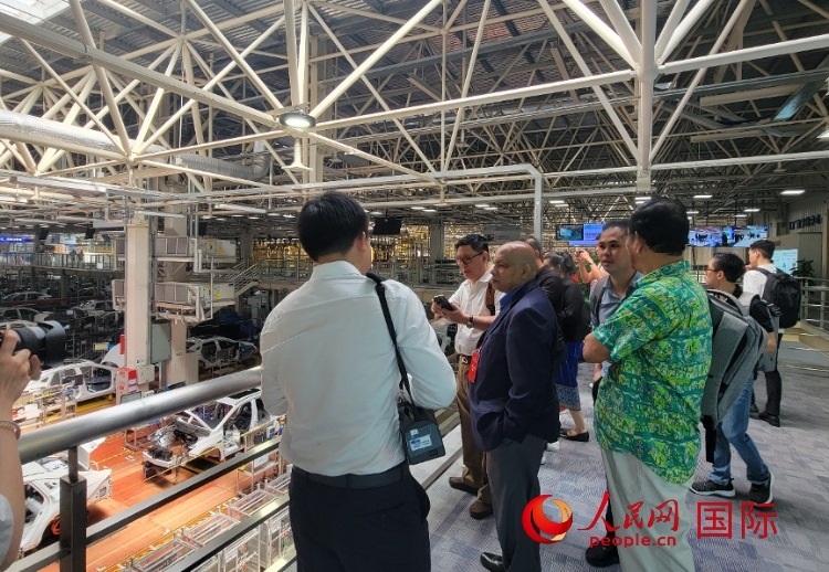 外媒記者在廣汽埃安車間參觀。人民網(wǎng) 寧玉瑛攝