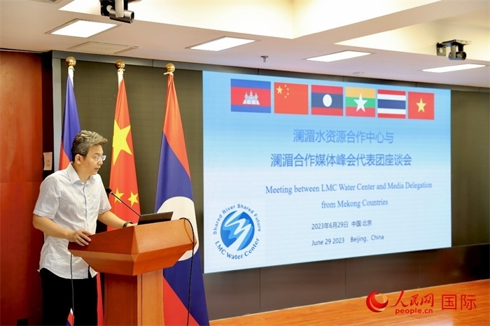 由瀾湄六國(guó)有關(guān)部門(mén)及主流媒體等組成的采訪(fǎng)團(tuán)與中方代表在瀾湄水資源合作中心舉行座談會(huì)。水利部國(guó)際合作與科技司副司長(zhǎng)、一級(jí)巡視員、瀾湄水資源合作聯(lián)合工作組中方組長(zhǎng)李戈發(fā)表講話(huà)。（人民網(wǎng) 李世奇攝）