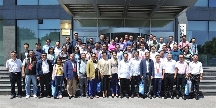 由瀾湄六國(guó)有關(guān)部門(mén)及主流媒體等組成的采訪(fǎng)團(tuán)與中方代表在瀾湄水資源合作中心門(mén)口合影。（瀾湄水資源合作中心供圖）