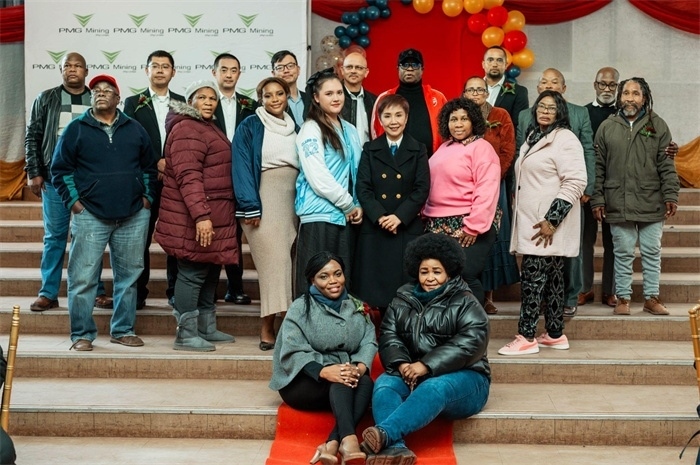 PMG礦業(yè)公司股東和管理團(tuán)隊(duì)和演講嘉賓合影。（圖片來(lái)源：廣西大錳南非PMG礦業(yè)有限公司）