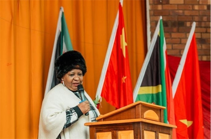 Magdeline Mokwena女士致辭。（圖片來(lái)源：廣西大錳南非PMG礦業(yè)有限公司）