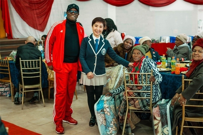 Micheal Mohala中將、黃琳與社區(qū)老人合影。（圖片來(lái)源：廣西大錳南非PMG礦業(yè)有限公司）