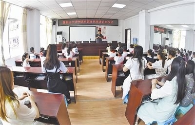  圖②：法院干警向參加活動的學(xué)生和家長講解暑假安全教育知識。