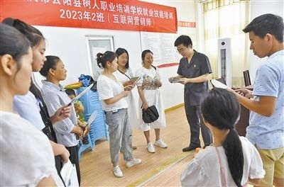  圖③：法院干警現(xiàn)場指導(dǎo)鄉(xiāng)村“代理家長”如何正確管護(hù)留守兒童。