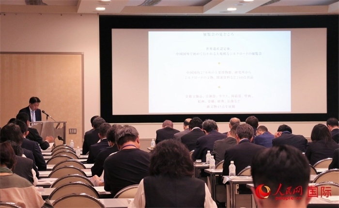 富士美術(shù)館文藝部長(zhǎng)平野賢一介紹展覽內(nèi)容。（人民網(wǎng) 許可攝）