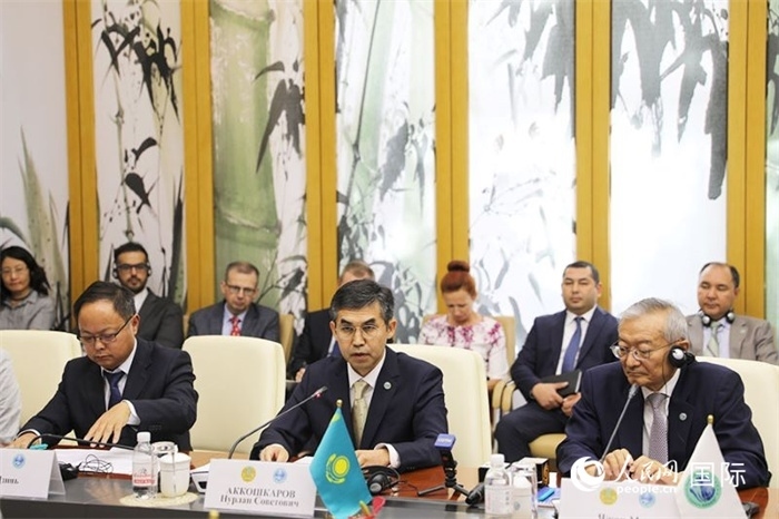 哈薩克斯坦常駐上合組織秘書處代表努爾蘭·阿科什卡羅夫介紹哈薩克斯坦接任輪值主席國后的優(yōu)先工作。人民網(wǎng) 俄布拉依攝