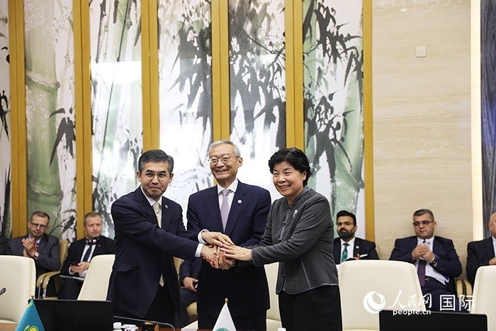 上合組織秘書處、哈駐華使館、上合組織睦鄰友好合作委員會簽署《聯(lián)合行動計劃》。人民網(wǎng) 俄布拉依攝