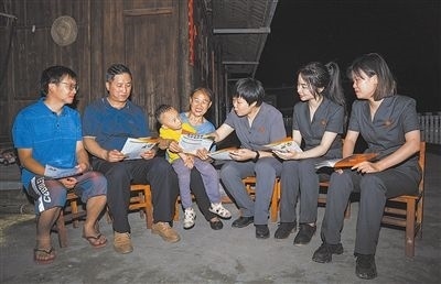 “法治屋場會”上，法院黨員志愿服務隊在給種植戶普及法律知識。