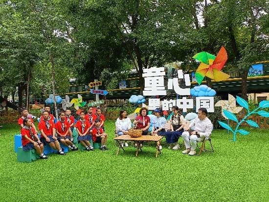 文縣東壩童聲合唱團(tuán)的孩子們?cè)谘胍暣箫L(fēng)車基地錄制節(jié)目。