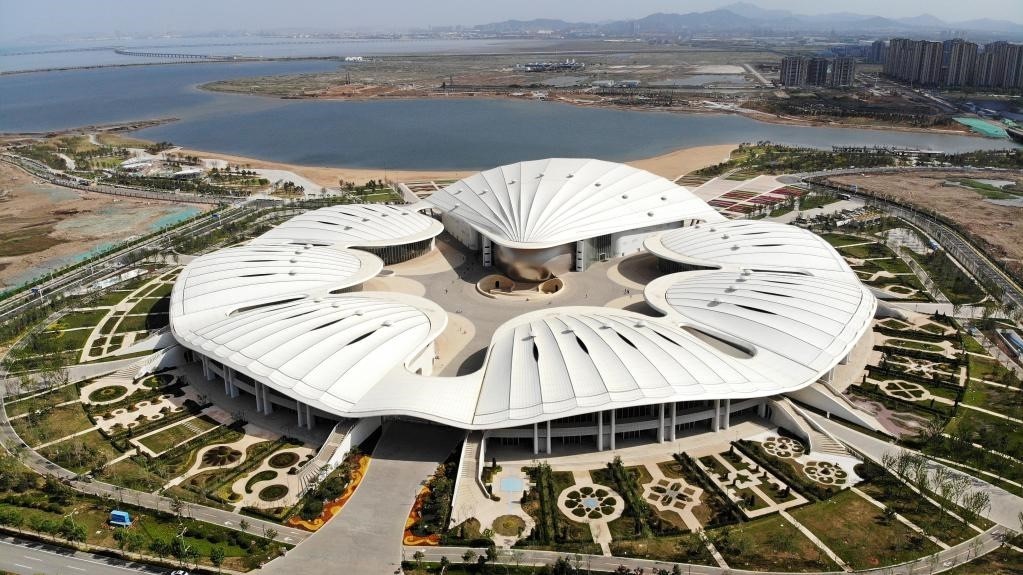 位于中國－上海合作組織地方經(jīng)貿(mào)合作示范區(qū)的青島·上合之珠國際博覽中心。新華社記者 李紫恒 攝