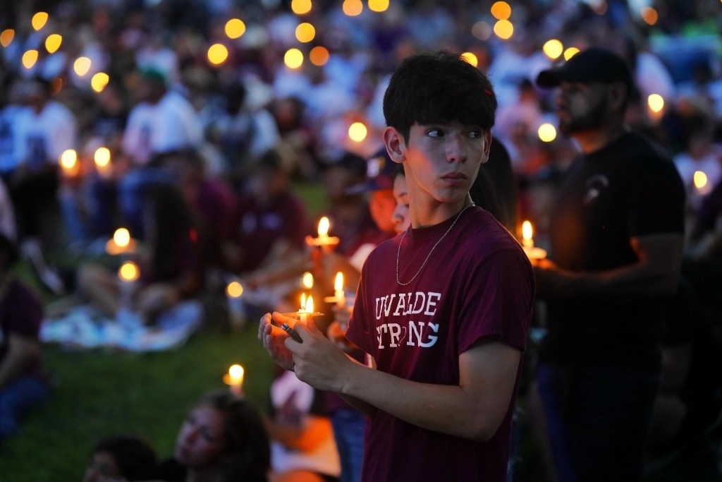 5月24日，在美國得克薩斯州小城尤瓦爾迪，人們參加守夜儀式悼念校園槍擊遇害者。當(dāng)日是美國尤瓦爾迪大規(guī)模校園槍擊事件一周年。新華社記者吳曉凌攝