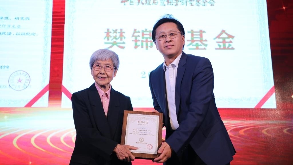 國家文物局黨組成員、副局長解冰（右）為樊錦詩（左）頒發(fā)捐贈證書。新華社記者張睿 攝