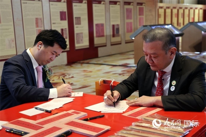 觀眾在展覽現(xiàn)場設(shè)置的體驗區(qū)手寫“批信”。人民網(wǎng)記者楊一攝