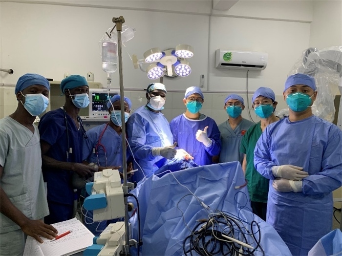 腦膿腫手術(shù)成功，全體參與手術(shù)的醫(yī)務(wù)工作者合影留念。中國第二十九批援幾內(nèi)亞醫(yī)療隊(duì)供圖