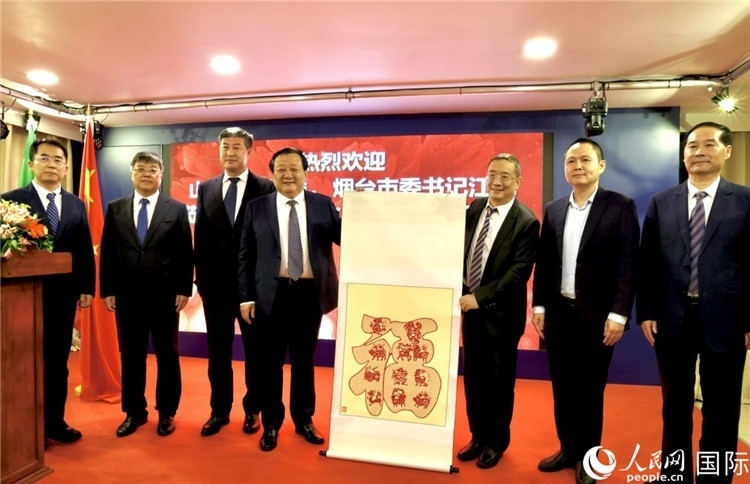 參加座談會(huì)的主要嘉賓合影留念。人民網(wǎng)記者宋亦然攝