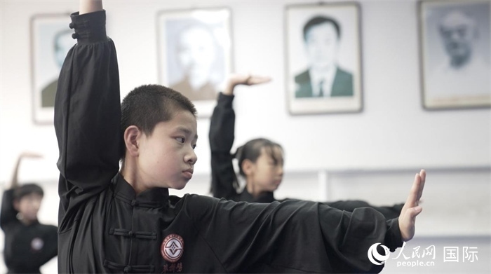正在練習(xí)劈掛拳的武術(shù)學(xué)童。人民網(wǎng)記者 袁蒙攝