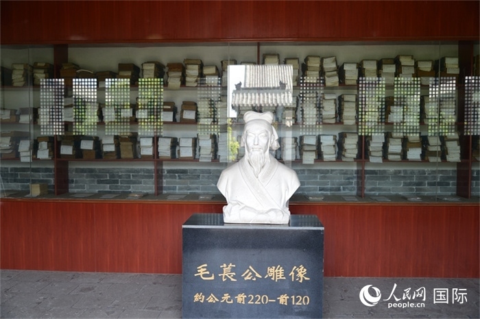 河間詩經(jīng)齋毛萇雕像。雕像后書櫥中陳列的是歷代各版本《詩經(jīng)》及譯本。 人民網(wǎng) 趙昭攝