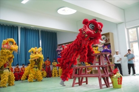 開課儀式現(xiàn)場(chǎng)，疏附縣第一中學(xué)舞獅隊(duì)的醒獅表演。