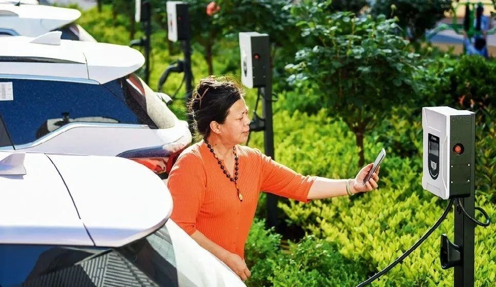 2023年5月24日，山東省膠州市新立街小區(qū)內(nèi)一位居民使用電動(dòng)汽車充電樁掃碼充電。該小區(qū)加裝各類智慧設(shè)備，打造“智慧社區(qū)”，為居民生活帶來便利。