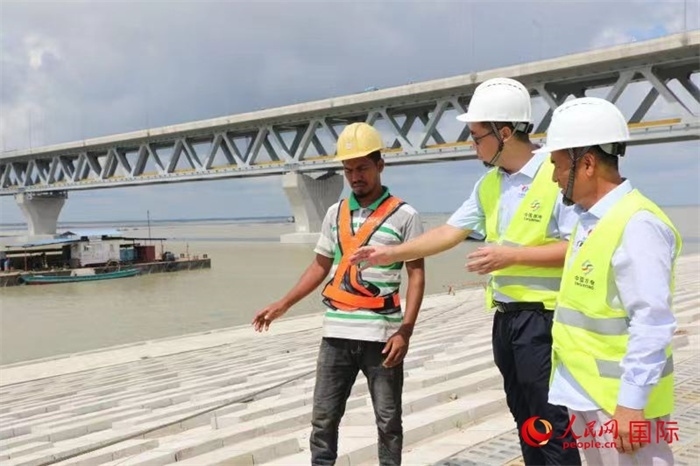 孟加拉國帕德瑪大橋河道整治工程北岸整治區(qū)域長1.5千米，南岸長11.5千米，是目前世界上規(guī)模最大的河道整治工程。人民網(wǎng)記者 孫廣勇攝
